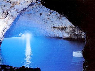 Kirándulás a Kék Barlangban Capri szigetén bérautóval